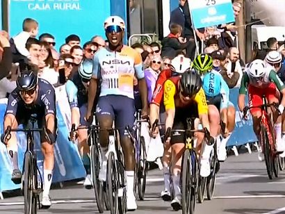 Biniam Girmay impone su velocidad en la Cl�sica de Almer�a