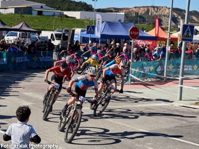 Eneit Vertiz y Ainara Elbusto estrenan la Copa BTT Caja Rural de Navarra con victoria en Caparroso