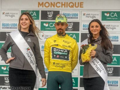 Volta al Algarve: Daniel Felipe Martínez gana en el Alto da Fóia y se viste de amarillo