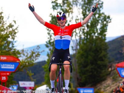 La Vuelta Femenina: Demi Vollering se viste de rojo ganando en el Fuerte de Rapitán