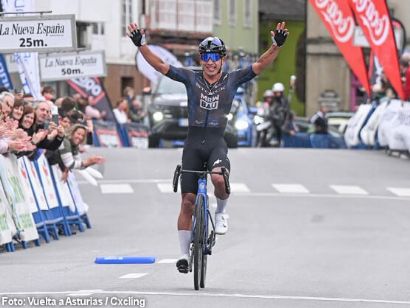 Edgar Cadena gana en solitario en Vegadeo, Nairo Quintana sigue l�der en la Vuelta a Asturias