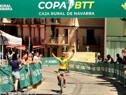 Edurne Izcue y Mikel Merino imponen su ley en la Copa BTT Caja Rural de Navarra de Sangüesa
