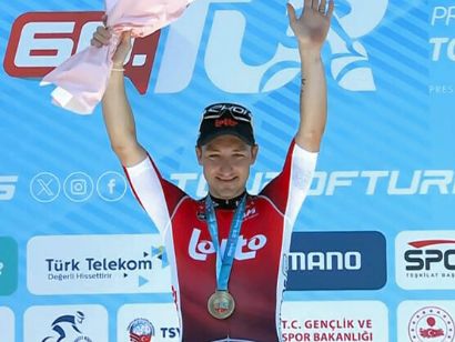 Elia Viviani vence al sprint en Çesme y Wout Poels conserva el liderato del Tour de Turquía