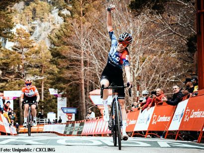 La Vuelta Femenina: Évita Muzic puede con Demi Vollering en la Laguna Negra