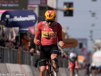 Giro de Italia: Fredrik Dversnes Lavik resiste a los velocistas y gana en Mil�n la 15� etapa