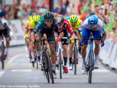 Tour de Eslovenia: Ide Schelling gana la tercera etapa, Dylan Groenewegen sigue de verde