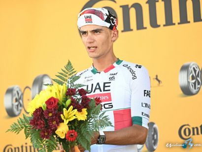 Isaac del Toro iza la bandera mexicana en el Tour de Francia