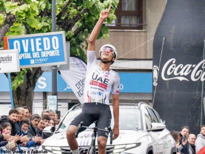 Isaac del Toro gana en Pola de Lena y lidera la Vuelta a Asturias