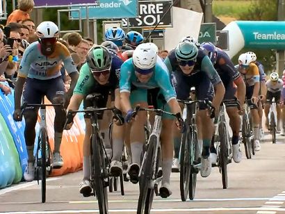 Jasper Philipsen supera a Kooij por mil�metros en la 4� etapa y asalta el liderato del Renewi Tour