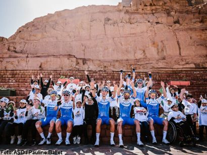 Jayco-AlUla, con Simon Yates y Dylan Groenewegen, apuesta fuerte en el AlUla Tour