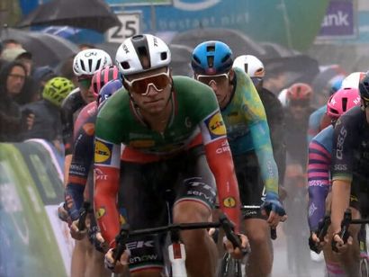 Jonathan Milan supera a Olav Kooij bajo la lluvia y estrena el Renewi Tour