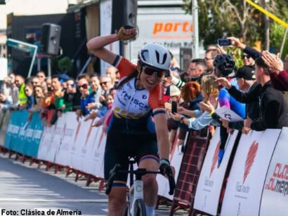 Lauren Stephens bate a Yuliia Biriukova en la Clásica de Almería Femenina