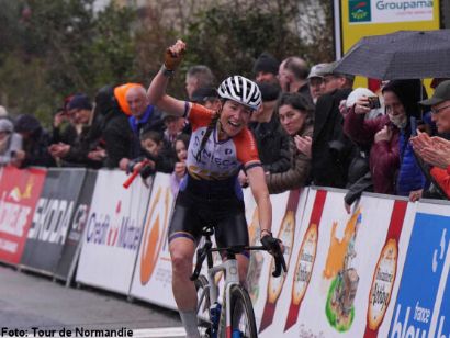 Lauren Stephens domina en solitario la tercera etapa del Tour de Normandía