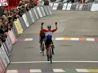 Lorena Wiebes repite triunfo en el GP Oetingen y suma su tercera victoria en la cl�sica belga