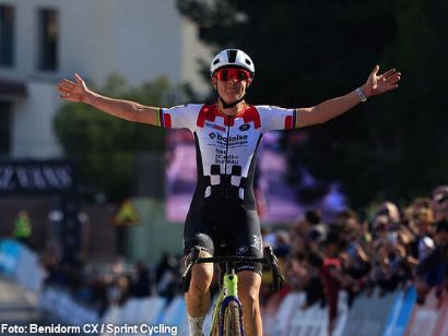 Lucinda Brand gana en Benidorm y sentencia la Copa del Mundo de Ciclocross