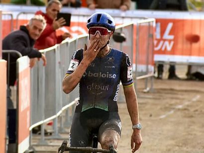 Lucinda Brand domina en solitario en Terralba y se relanza en la Copa del Mundo de Ciclocross