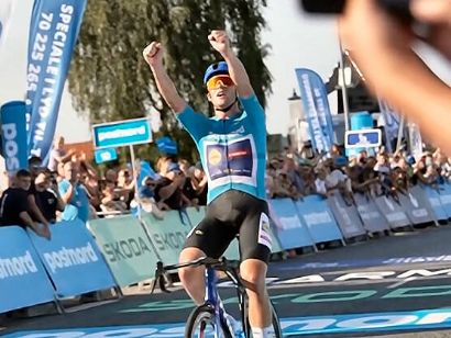 Mads Pedersen reina en Vejle y acaricia su tercera Vuelta a Dinamarca