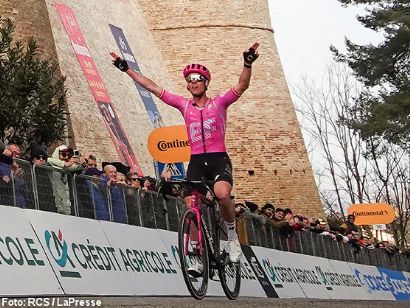 Michael Valgren resucita en Mombaroccio e Isaac del Toro recupera el liderato en la Tirreno-Adri�tico