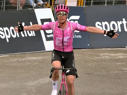 Michael Valgren resucita en Mombaroccio e Isaac del Toro recupera el liderato en la Tirreno-Adri�tico