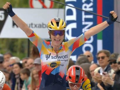Mischa Bredewold gana en Zarautz y es la primera l�der de la Itzulia Women
