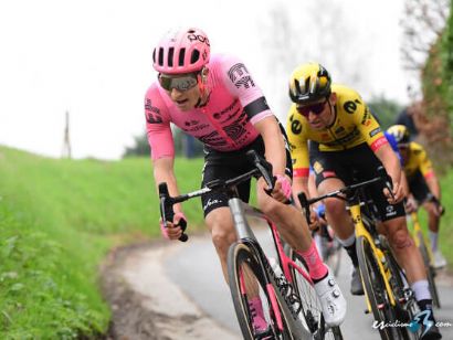 Neilson Powless, Kasper Asgreen, Valentin Madouas y Stefan Küng miran al Tour de Flandes