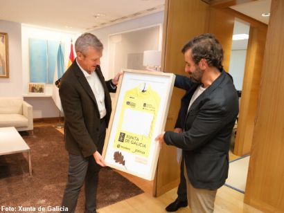 O Gran Camiño entrega al presidente de la Xunta un maillot firmado por Jonas Vingegaard