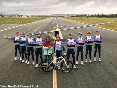 El Red Bull-Bora-Hansgrohe hace despegar un planeador solo con la potencia de sus ciclistas [Vdeo]