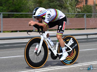 Volta al Algarve: Remco Evenepoel arrebata el liderato a Martínez tras ganar la crono