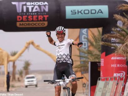 Titan Desert Marruecos: Roberto Bou hace el milagro en las dunas, gana la etapa y sentencia