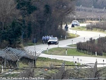Un coche dispara contra un equipo ciclista en Italia y se da a la fuga