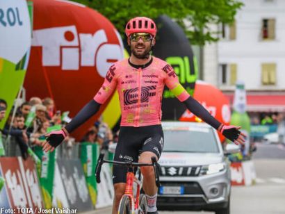 Tour de los Alpes: Simon Carr se impone en la etapa reina, Juanpe López sigue líder