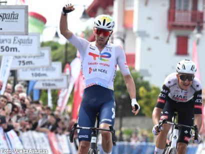 Steff Cras lidera la Vuelta a Asturias tras ganar en Llanes en duelo con Marc Soler