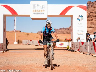 Tessa Kortekaas y Luis León Sánchez se exhiben en la segunda etapa de la Titan Desert Saudi Arabia