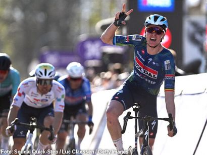 Tim Merlier firma el triplete en el Gran Premio Escalda y agranda su leyenda en Schoten
