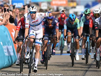 Tim Merlier impone su potencia en Breskens y se convierte en el primer líder del Renewi Tour