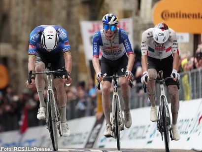 Mathieu van der Poel gana en San Gimignano, Isaac del Toro asalta el liderato en la Tirreno-Adri�tico