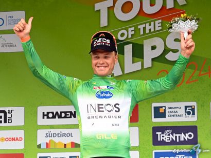 Tobias Foss, primer líder del Tour de los Alpes tras una explosiva etapa