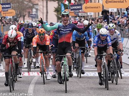 Tobias Lund Andresen se impone en la tercera etapa de la Tirreno-Adri�tico, Del Toro mantiene el liderato