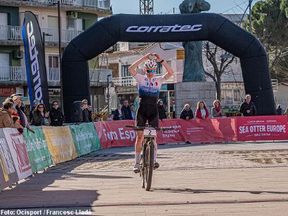 Tom Schellekens y Kelsey Urban se llevan la victoria en la primera etapa de la VolCAT Platja d’Aro