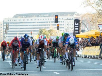 Volta a Catalunya: Kaden Groves vence en Sabadell, Primoz Roglic sigue líder