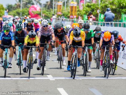 Vuelta a Colombia Femenina: Paula Andrea Carrasco gana en Barranquilla, Diana Peñuela líder