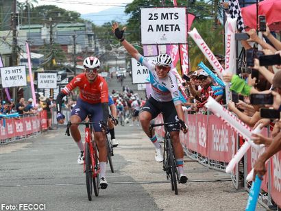 Sebasti�n Calder�n se lleva la etapa en Ciudad Neilly tras una controvertida decisi�n de los comisarios