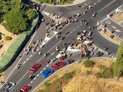 Vuelta a España: Una invasión de la carretera a 18 km de meta, a punto de parar la etapa 20