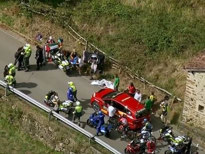 La Vuelta a Espaa sufre una interrupcin al inicio del L'Angliru