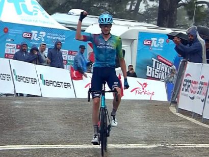 Wout Poels gana en solitario la etapa reina del Tour de Turquía y se enfunda el maillot de líder