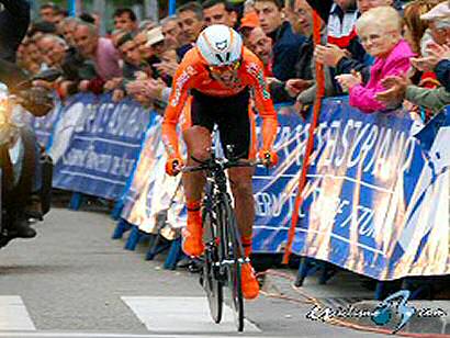 Vuelta a Asturias: Intxausti vence en la crono y alcanza el liderato