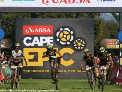 Absa Cape Epic: Van der Heijden y Frischknecht ganan la cuarta etapa
