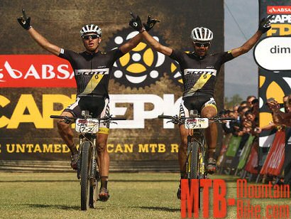 Absa Cape Epic: Philip Buys y Matthys Beukes ganan la cuarta etapa