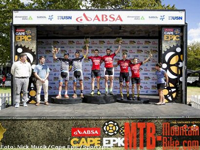 Centurion Vaude 2 domina la quinta etapa de Cape Epic que lidera Team Bulls