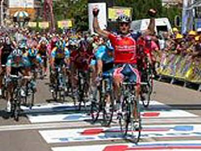 Carlos Torrent se hace al sprint con la segunda etapa y el liderato de la Vuelta a Burgos